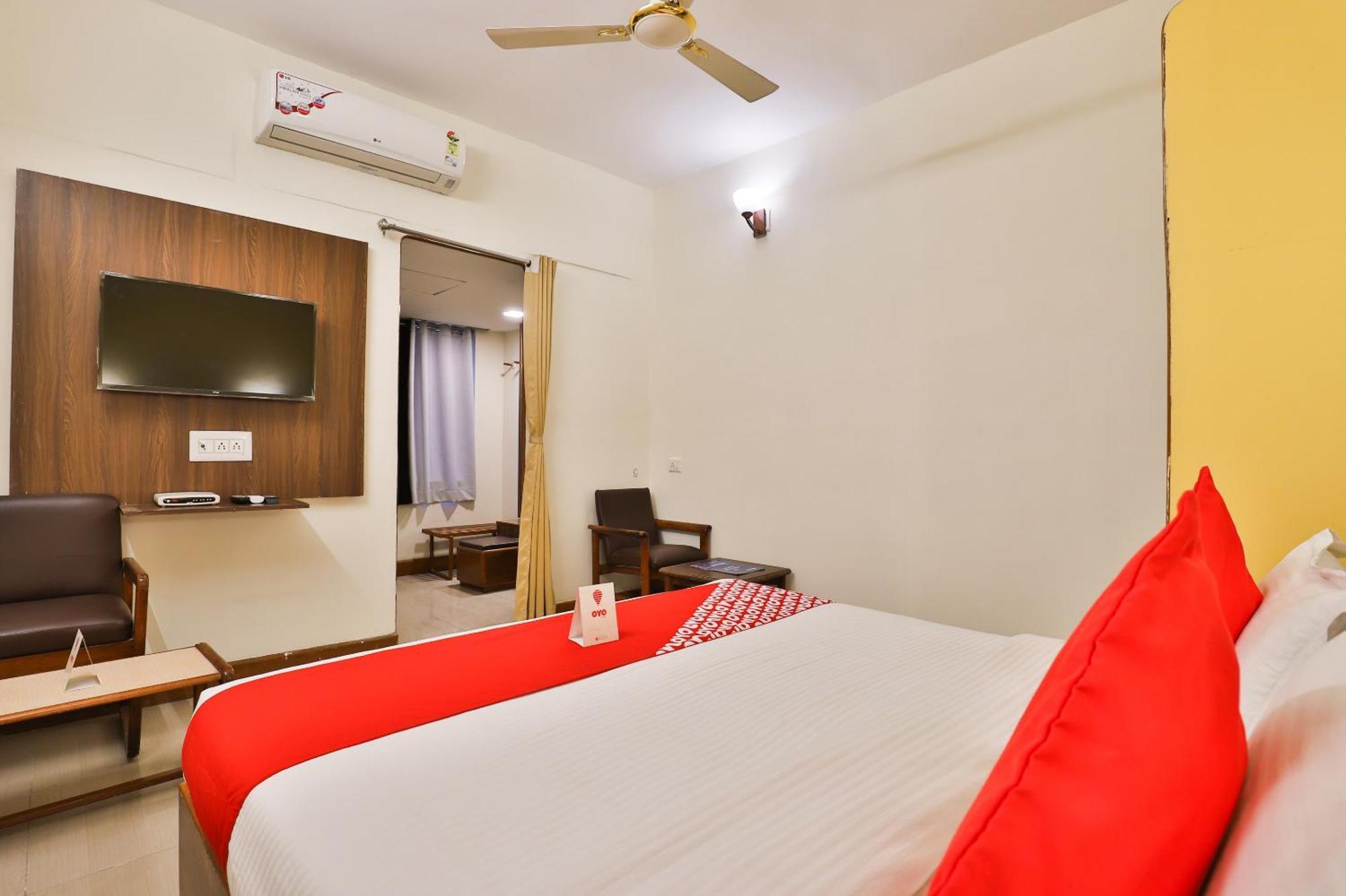 Hotel O Utsav Vadodara Esterno foto